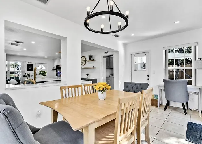 Peaceful 3 Bedroom House With Relaxing Backyard 15 Minutes To The Ocean