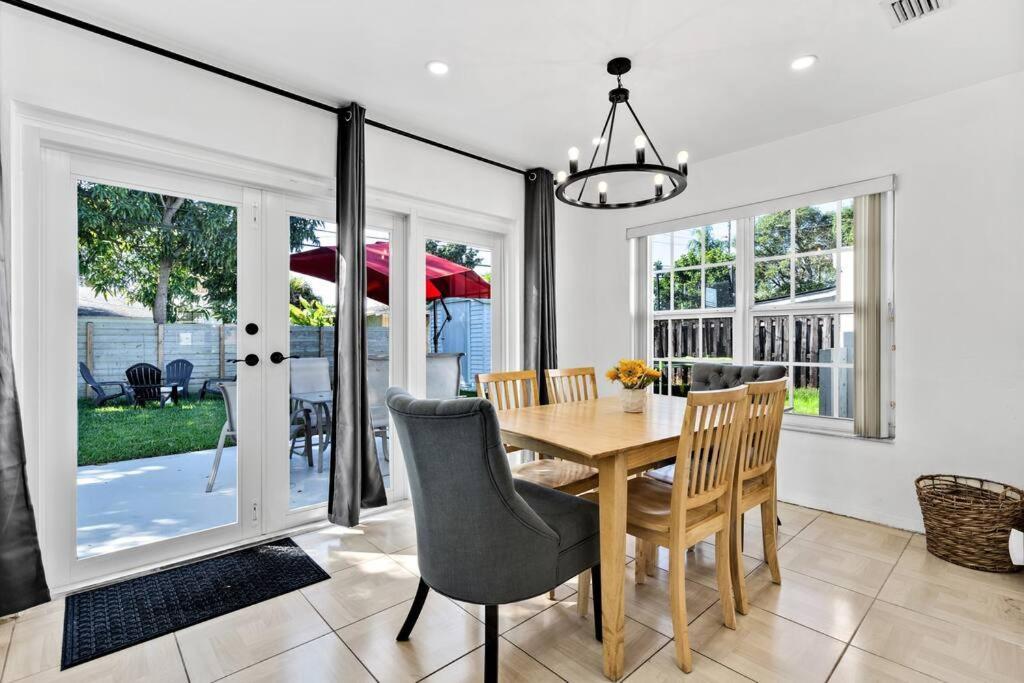 Hébergement de vacances Peaceful 3 Bedroom House With Relaxing Backyard 15 Minutes To The Ocean *