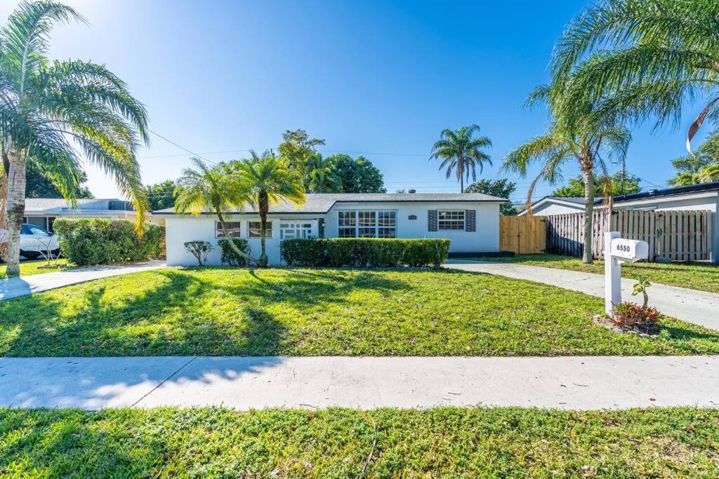 Peaceful 3 Bedroom House With Relaxing Backyard 15 Minutes To The Ocean Hébergement de vacances *