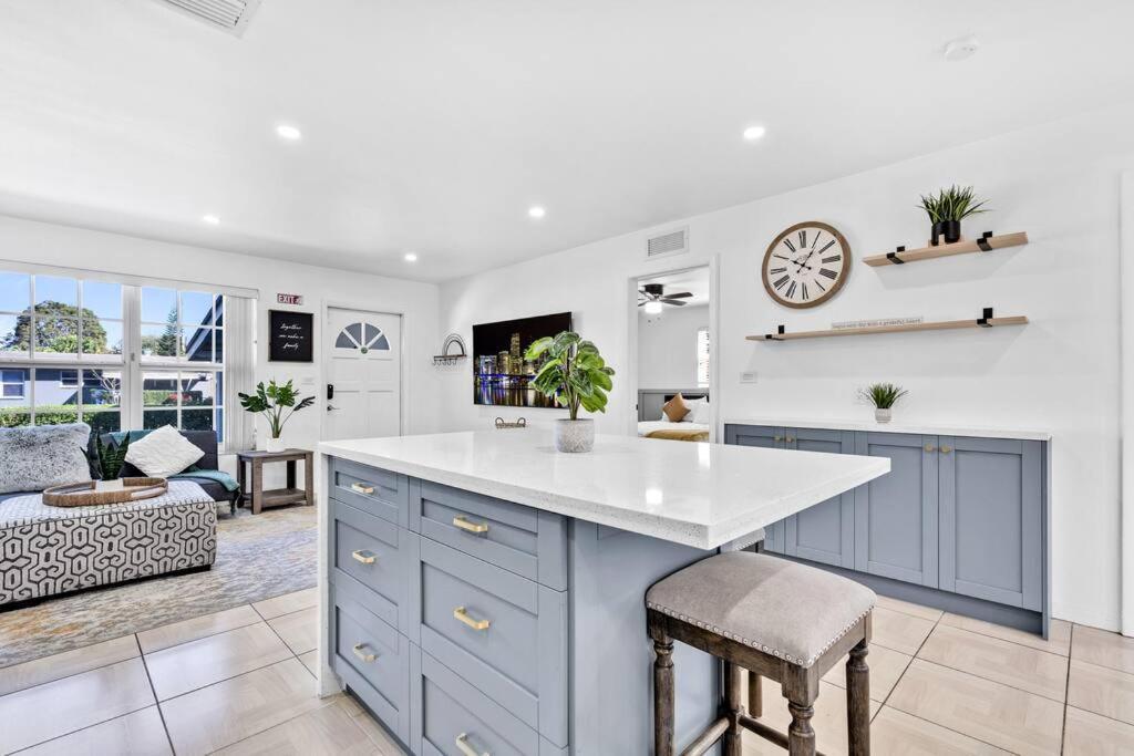 Peaceful 3 Bedroom House With Relaxing Backyard 15 Minutes To The Ocean Hébergement de vacances Hollywood